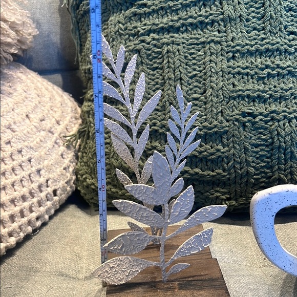 Speckled Cream Ceramic Decorative bowl & two metal leaves on wood stands - Picture 7 of 13